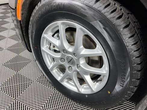 Used 2023 Chrysler Pacifica Touring-L FWD image 10