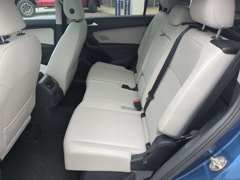Used 2018 Volkswagen Tiguan SE w/ Panoramic Sunroof Package FWD image 30