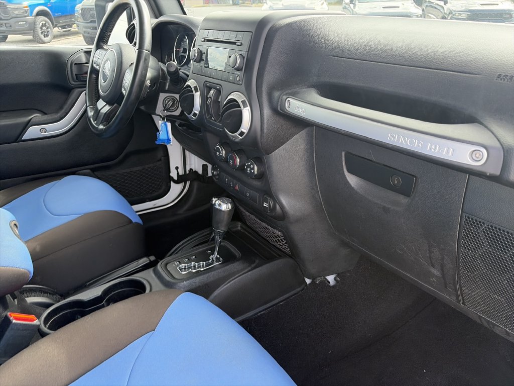Used 2017 Jeep Wrangler Unlimited Sahara w/ Connectivity Group AWD/4WD image 30