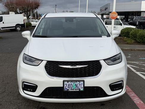 Used 2022 Chrysler Pacifica Touring-L image 3