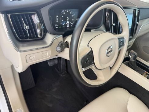 Used 2019 Volvo XC60 T5 Momentum w/ Premium Package FWD image 25