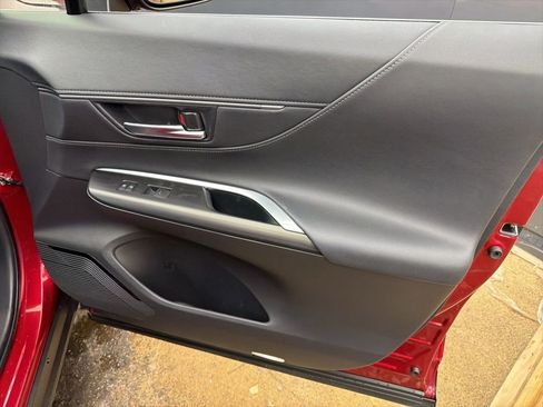 Used 2022 Toyota Venza XLE image 26