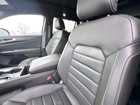 Used 2025 Volkswagen Atlas Cross Sport SEL R-Line image 18