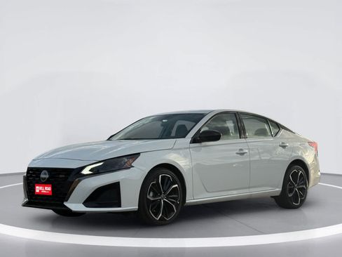 Used 2025 Nissan Altima 2.5 SR AWD/4WD image 2