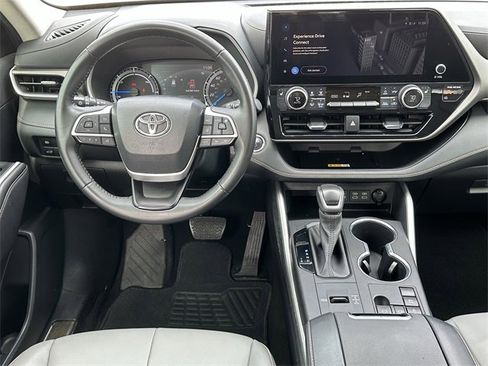 Used 2023 Toyota Highlander Bronze Edition image 7