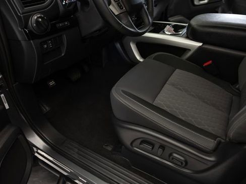 Used 2024 Nissan Titan SV w/ SV Convenience Package image 13