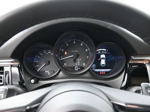 Used 2025 Porsche Macan image 10