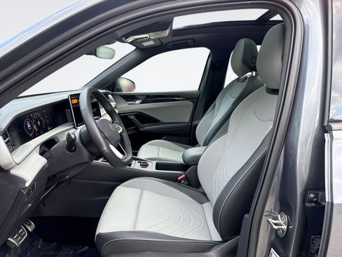 Used 2025 Volkswagen Tiguan SE R-Line AWD/4WD image 13