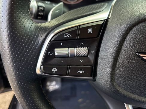 Used 2025 Genesis G70 2.5T image 14