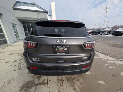 Used 2024 Jeep Compass Latitude image 10