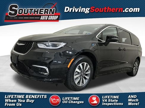 Used 2024 Chrysler Pacifica Select image 1