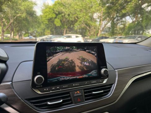 Used 2025 Nissan Altima 2.5 SV image 17