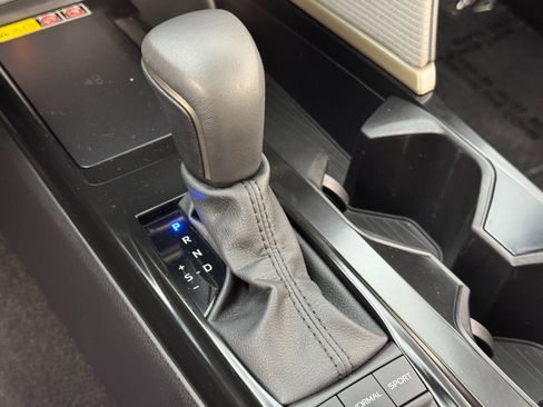 Used 2025 Toyota Camry SE w/ Convenience Package image 31