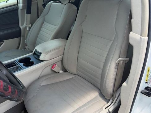 Used 2010 Ford Taurus SE FWD image 4