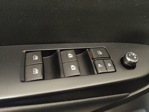 Used 2019 Toyota Highlander XLE FWD image 27