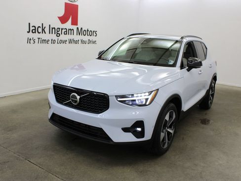Used 2024 Volvo XC40 B5 Plus w/ Protection Package Premier AWD/4WD image 2