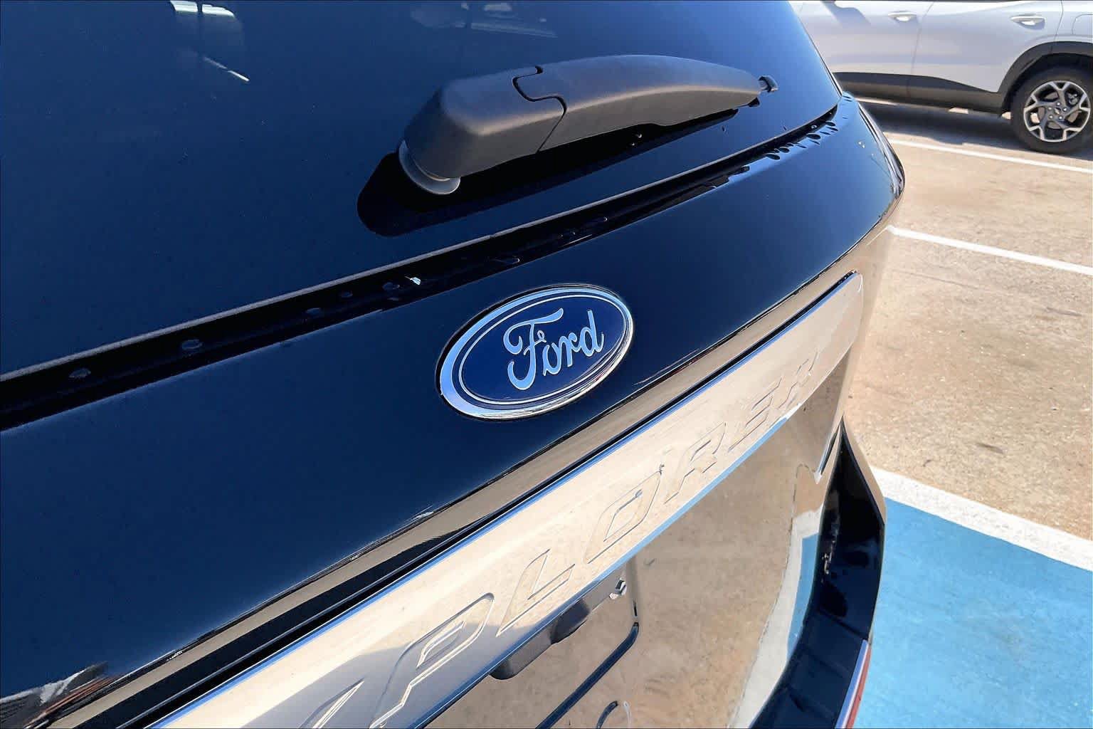 Used 2023 Ford Explorer Platinum w/ Technology Package AWD/4WD image 31