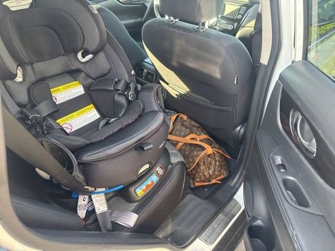 Used 2018 Nissan Rogue SV image 10