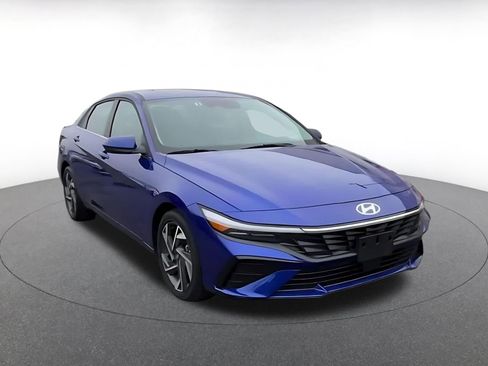 Used 2025 Hyundai Elantra SEL image 3