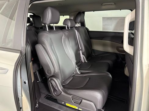 New 2026 Kia Carnival EX FWD image 44