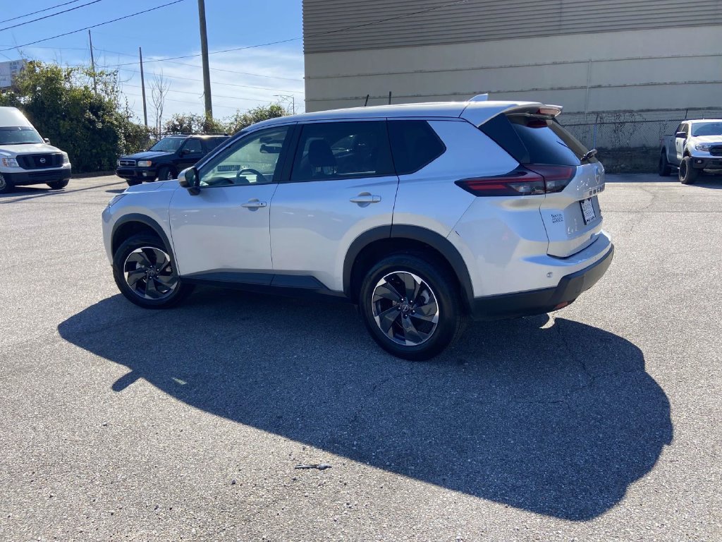 Used 2025 Nissan Rogue SV AWD/4WD image 6