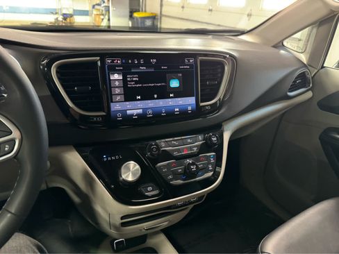 Used 2024 Chrysler Pacifica Touring-L image 17
