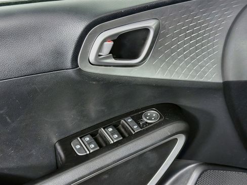 Used 2025 Kia Soul LX w/ LX Technology Package FWD image 15