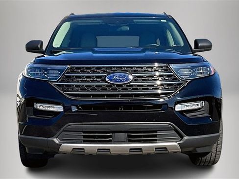 Used 2022 Ford Explorer XLT w/ Equipment Group 202A image 3