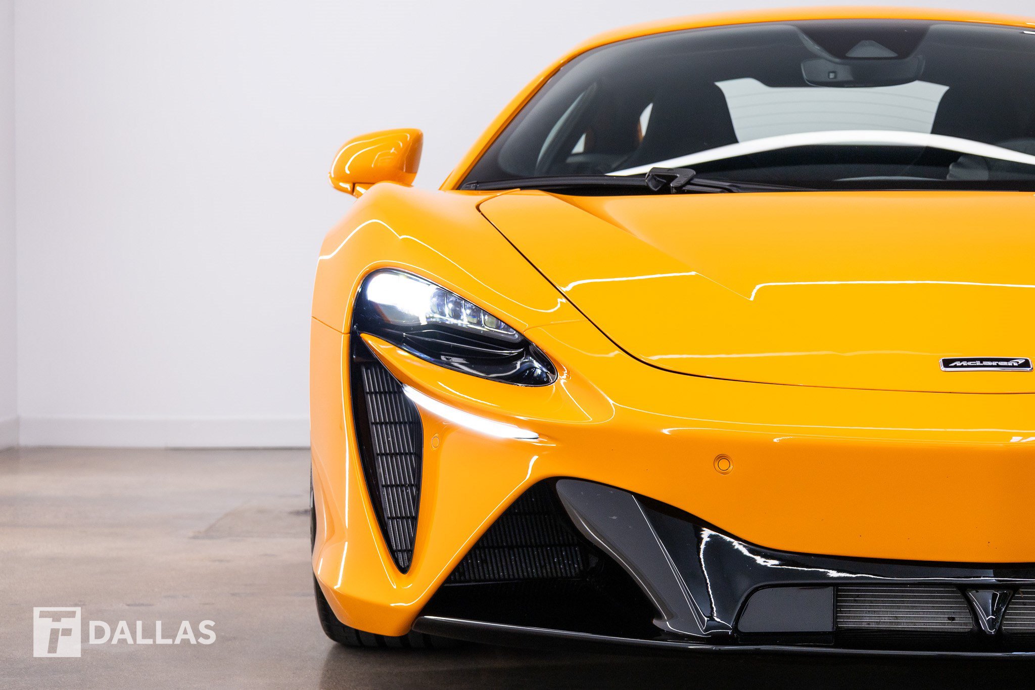 Used 2026 McLaren Artura RWD image 19