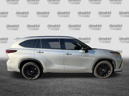 Used 2023 Toyota Highlander XSE FWD image 11
