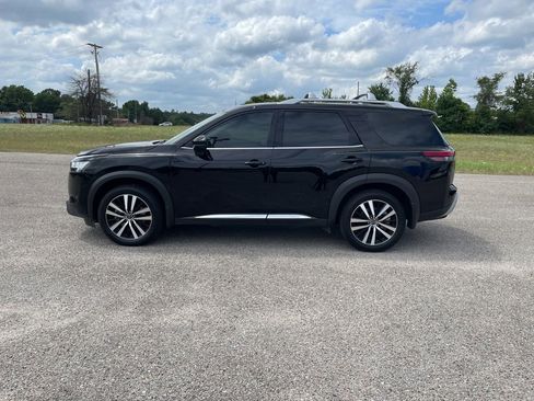 Used 2024 Nissan Pathfinder Platinum FWD image 2