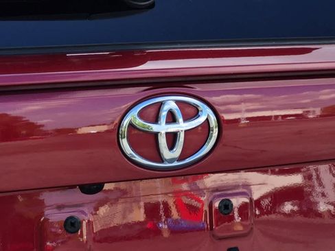 Used 2021 Toyota RAV4 XLE AWD/4WD image 26