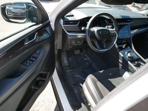 Used 2023 Jeep Grand Cherokee Altitude AWD/4WD image 9