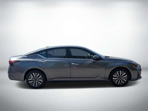 Used 2023 Nissan Altima 2.5 SV FWD image 2