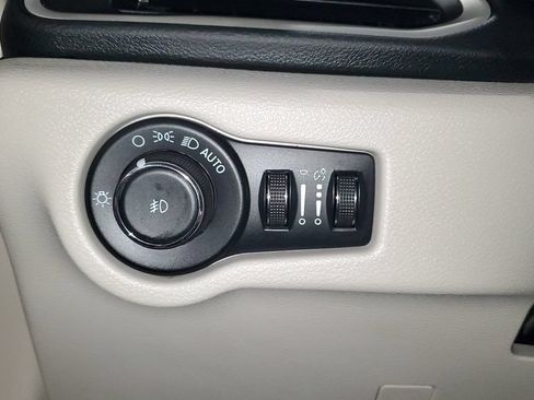 Used 2023 Chrysler Pacifica Touring-L FWD image 23