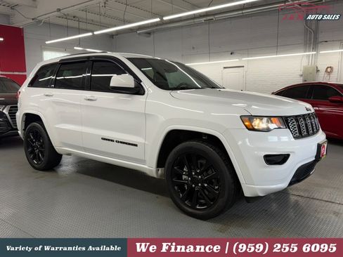 Used 2018 Jeep Grand Cherokee Altitude AWD/4WD image 5
