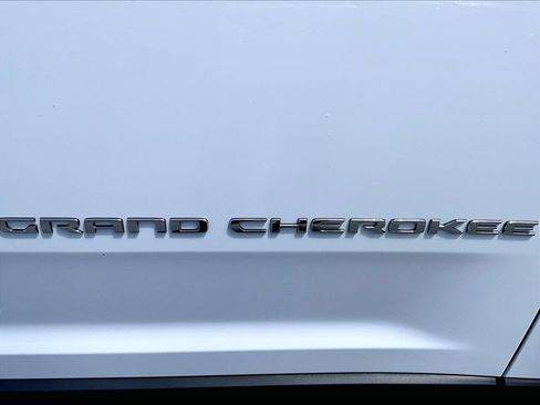 Used 2022 Jeep Grand Cherokee Laredo w/ Luxury Tech Group I AWD/4WD image 8
