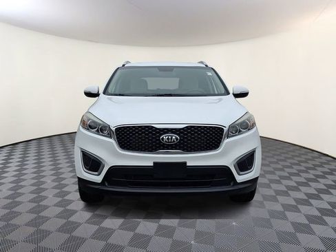 Used 2017 Kia Sorento LX image 2