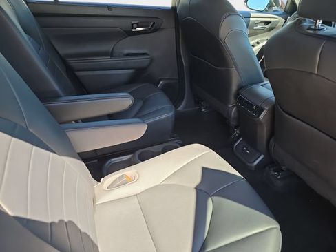 Used 2020 Toyota Highlander XLE AWD/4WD image 13