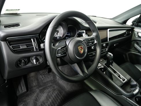 Certified 2023 Porsche Macan S AWD/4WD image 4