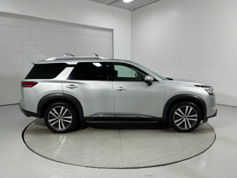 Used 2022 Nissan Pathfinder Platinum w/ Cargo Package AWD/4WD image 40