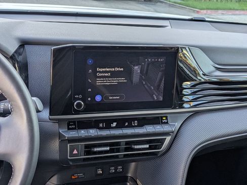 Used 2025 Toyota Camry SE image 10