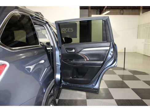 Used 2015 Toyota Highlander XLE image 25