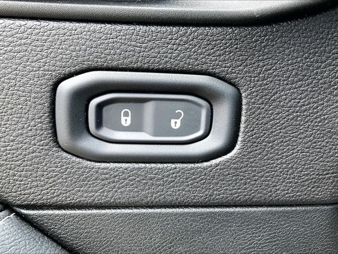 Used 2019 Jeep Wrangler Unlimited Sahara AWD/4WD image 31