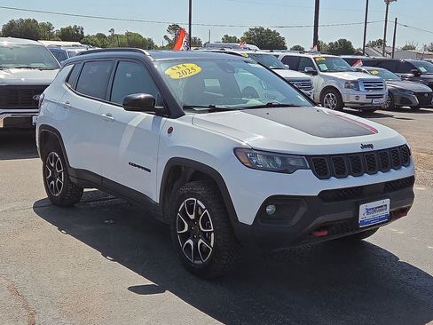 Used 2025 Jeep Compass Trailhawk AWD/4WD image 7