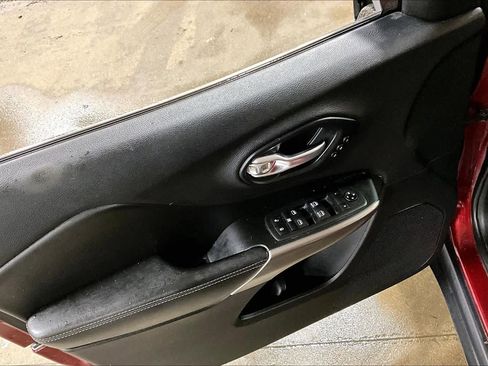 Used 2019 Jeep Cherokee Limited image 35