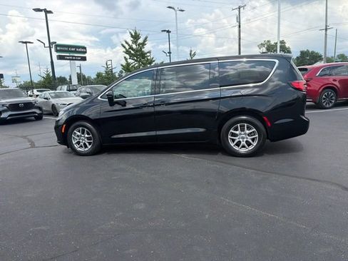 Used 2025 Chrysler Pacifica Select FWD image 18