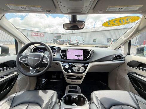 Used 2023 Chrysler Pacifica Touring-L FWD image 25