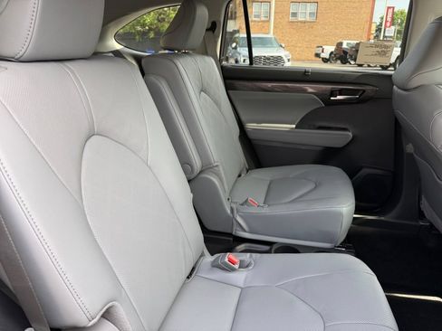 New 2026 Toyota Highlander Platinum AWD/4WD image 24