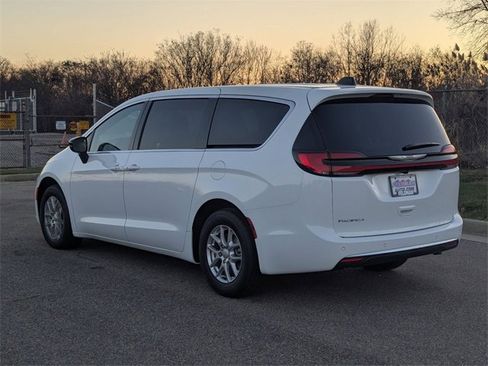 New 2026 Chrysler Pacifica Select image 5